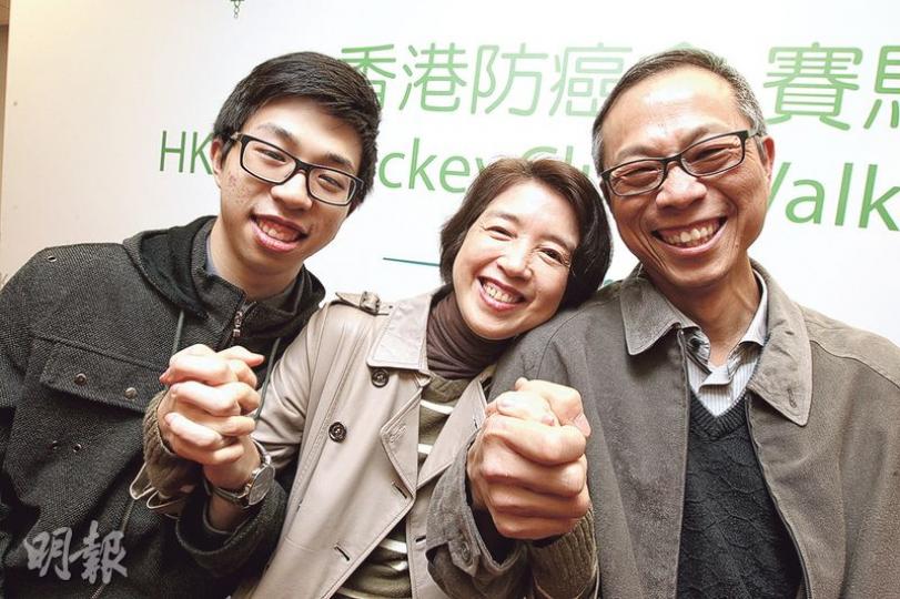 鼻咽癌康復者尹先生昨與太太及長子(右至左)出席防癌會活動,尹先生認為最重要是慢慢跟孩子說明病况。(李紹昌攝) 鼻咽癌康復者尹先生昨與太太及長子(右至左)出席防癌會活動,尹先生認為最重要是慢慢跟孩子說明病况。(李紹昌攝)