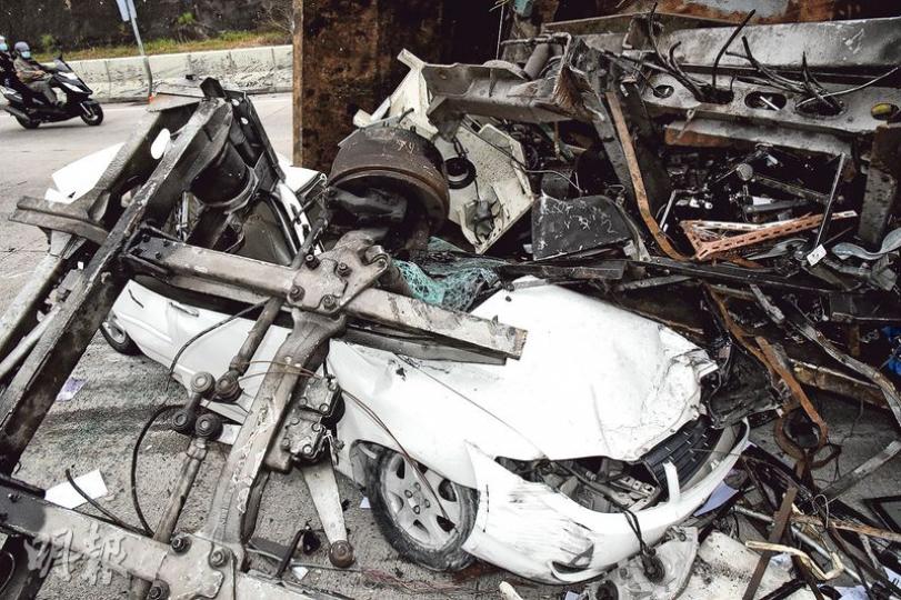 意外中白色私家車被壓至變形,貨車上的物件包括廢鐵及洗衣機組件等壓在私家車車頂上。(林智傑攝) 貨車翻側後幾乎壓扁鄰線私家車,車斗內廢鐵等散至對面行車線。意外中私家車司機逃過一劫,與貨車司機同受輕傷送院。(林智傑攝) 意外中白色私家車被壓至變形,貨車上的物件包括廢鐵及洗衣機組件等壓在私家車車頂上。(林智傑攝) 貨車翻側後幾乎壓扁鄰線私家車,車斗內廢鐵等散至對面行車線。意外中私家車司機逃過一劫,與貨車司機同受輕傷送院。(林智傑攝)