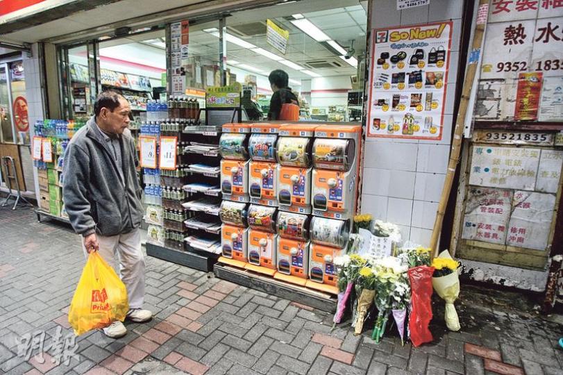 碧街7-Eleven東主鄭嘉沛被賊刀刺身亡,不少巿民連日到該店獻花悼念,並捐款予死者。鄭妻昨晚發聲明感謝香港巿民的關心和支持,令她感到人間有愛。(伍浦鋒攝) 碧街7-Eleven東主鄭嘉沛被賊刀刺身亡,不少巿民連日到該店獻花悼念,並捐款予死者。鄭妻昨晚發聲明感謝香港巿民的關心和支持,令她感到人間有愛。(伍浦鋒攝)