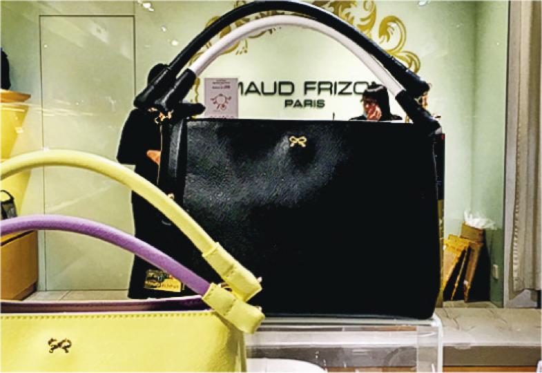 Maud Frizon分店出售的手袋上印有金色的蝴蝶結圖案。(章淑廉攝) Maud Frizon分店出售的手袋上印有金色的蝴蝶結圖案。(章淑廉攝)