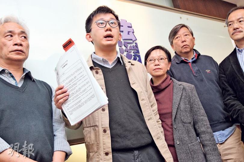 工黨議員助理鄭司律(左二)稱將以個人名義申請司法覆核,挑戰立法會財委會通過高鐵追加撥款的決定,昨在工黨立法會議員李卓人(右二)、何秀蘭(右三)及張超雄(右一)和街工立法會議員梁耀忠(左一)陪同下,到法律援助署申請法援,以便入稟司法覆核。(李紹昌攝) 工黨議員助理鄭司律(左二)稱將以個人名義申請司法覆核,挑戰立法會財委會通過高鐵追加撥款的決定,昨在工黨立法會議員李卓人(右二)、何秀蘭(右三)及張超雄(右一)和街工立法會議員梁耀忠(左一)陪同下,到法律援助署申請法援,以便入稟司法覆核。(李紹昌攝)