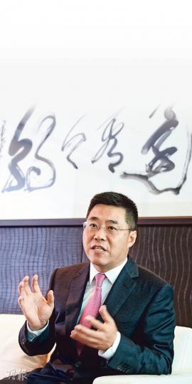 光大控股執行董事兼首席執行官陳爽表示,隨着人民幣國際化及中國企業「走出去」,大量內地資金流向海外,滬港通及QDII等雙向渠道有利香港的國際資產管理中心角色。(楊柏賢攝) 光大控股執行董事兼首席執行官陳爽表示,隨着人民幣國際化及中國企業「走出去」,大量內地資金流向海外,滬港通及QDII等雙向渠道有利香港的國際資產管理中心角色。(楊柏賢攝)