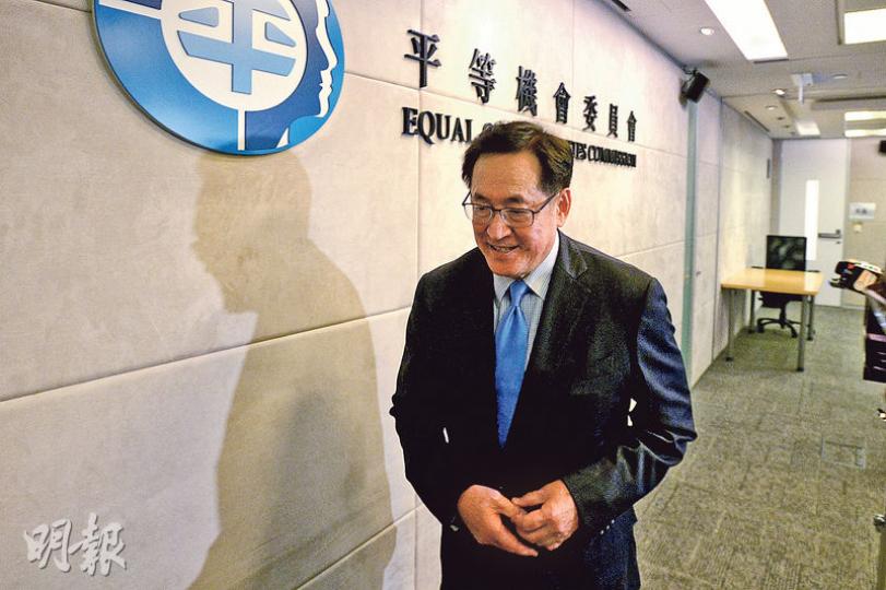 平機會主席周一嶽將於月底離任。他表示,感恩過去3年可在平機會工作,對未來未有打算,但不會擔任公職。(楊柏賢攝)現職嶺南大學社會老年學講座教授、安老事務委員會主席陳章明獲委任為新任平機會主席,4月11日起上任,為期3年。他昨稱自己對性傾向歧視條例立法沒既定立場,但明言社會對條例爭論多,立法未有迫切性。(蘇智鑫攝) 平機會主席周一嶽將於月底離任。他表示,感恩過去3年可在平機會工作,對未來未有打算,但不會擔任公職。(楊柏賢攝)現職嶺南大學社會老年學講座教授、安老事務委員會主席陳章明獲委任為新任平機會主席,4月11日起上任,為期3年。他昨稱自己對性傾向歧視條例立法沒既定立場,但明言社會對條例爭論多,立法未有迫切性。(蘇智鑫攝)