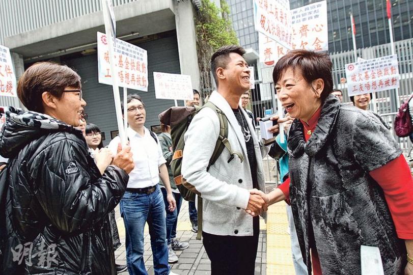 亞視前員工昨到從金鐘海富中心遊行至政總,途中巧遇資深電視人、自由黨榮譽主席周梁淑怡(右一),亞視前員工蔡國威(右二)與她握手。(李紹昌攝) 亞視前員工昨到從金鐘海富中心遊行至政總,途中巧遇資深電視人、自由黨榮譽主席周梁淑怡(右一),亞視前員工蔡國威(右二)與她握手。(李紹昌攝)