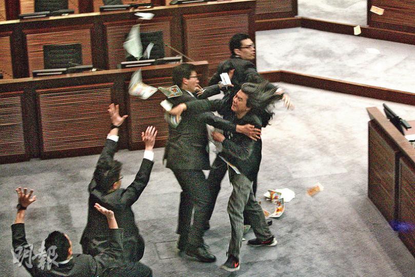 財委會昨開會期間,社民連梁國雄不滿主席陳健波在審議港珠澳大橋及高鐵工程追加撥款時沒申報利益,衝前撒溪錢。(林俊源攝)人民力量陳志全因撒溪錢被逐出議事廳,但他拒絕離場,被多名保安抬走。人力稱,在未處理主席陳健波不信任動議前會繼續抗爭。(林俊源攝) 財委會昨開會期間,社民連梁國雄不滿主席陳健波在審議港珠澳大橋及高鐵工程追加撥款時沒申報利益,衝前撒溪錢。(林俊源攝)人民力量陳志全因撒溪錢被逐出議事廳,但他拒絕離場,被多名保安抬走。人力稱,在未處理主席陳健波不信任動議前會繼續抗爭。(林俊源攝)