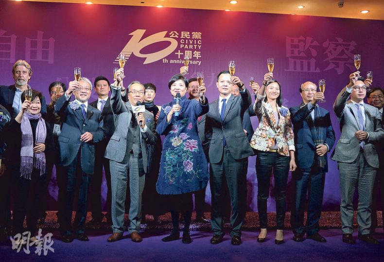 公民黨噚晚舉行10周年黨慶晚宴,筵開30幾席,雖然政府官員無捧場,亦唔見前黨員湯家驊,但無阻一眾黨員嘅雅興,齊齊舉杯祝酒,迎接下一個10年。(鍾林枝攝)公民黨喺晚宴前派砵仔糕畀在場人士醫肚,主席余若薇(左)同拎住嚿砵仔糕嘅自由黨田北俊(中)合照。大家唔好睇少呢嚿砵仔糕,田少之後喺拍賣環節回禮,用6萬蚊投咗一幅余若薇嘅畫作。(鍾林枝攝) 公民黨噚晚舉行10周年黨慶晚宴,筵開30幾席,雖然政府官員無捧場,亦唔見前黨員湯家驊,但無阻一眾黨員嘅雅興,齊齊舉杯祝酒,迎接下一個10年。(鍾林枝攝)公民黨喺晚宴前派砵仔糕畀在場人士醫肚,主席余若薇(左)同拎住嚿砵仔糕嘅自由黨田北俊(中)合照。大家唔好睇少呢嚿砵仔糕,田少之後喺拍賣環節回禮,用6萬蚊投咗一幅余若薇嘅畫作。(鍾林枝攝)