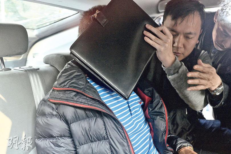 古洞村波樓路上周一有推土機強拆多間鐵皮村屋,警方昨日拘捕一名涉案男子(圖);警方調查行動仍然繼續,不排除再有人落網。(鍾林枝攝)昨日所見,古洞村波樓路發生推土機強拆村屋現場頹垣敗瓦,繼續有警員駐守。(鍾林枝攝) 古洞村波樓路上周一有推土機強拆多間鐵皮村屋,警方昨日拘捕一名涉案男子(圖);警方調查行動仍然繼續,不排除再有人落網。(鍾林枝攝)昨日所見,古洞村波樓路發生推土機強拆村屋現場頹垣敗瓦,繼續有警員駐守。(鍾林枝攝)