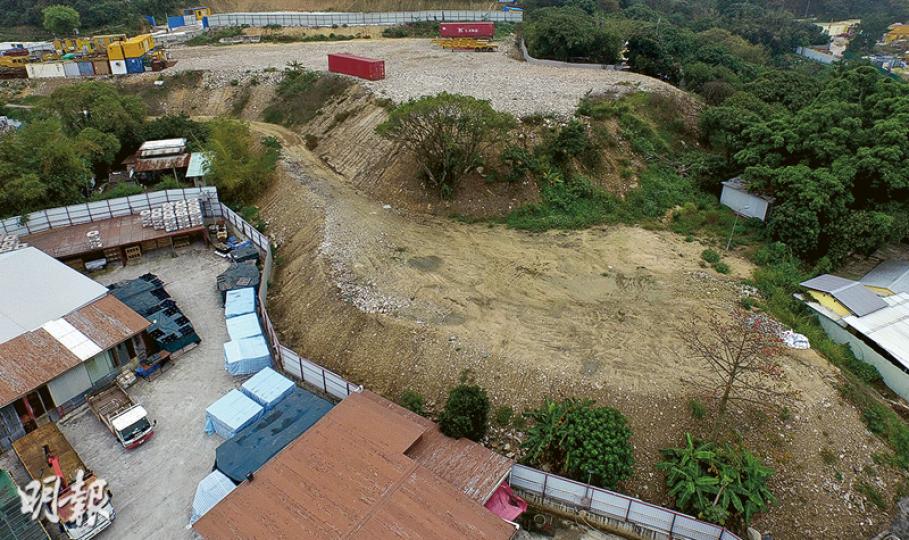 流浮山深灣路再有一幅面積逾10萬平方呎泥頭山坡地,規劃署去年已兩度去信要求中止違規發展。(鍾林枝攝) 流浮山深灣路再有一幅面積逾10萬平方呎泥頭山坡地,規劃署去年已兩度去信要求中止違規發展。(鍾林枝攝)