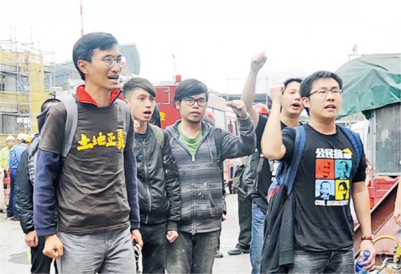 發起行動的土盟執委朱凱迪(左一)及社民連副主席黃浩銘(右一)等反高鐵示威者爬下天秤後繼續叫口號,各人其後被警方以「擅闖他人地方」作口頭警告,至昨晚暫無人被捕。朱凱迪指參與的8人都有足夠心理準備,願承擔後果。(衛永康攝) 發起行動的土盟執委朱凱迪(左一)及社民連副主席黃浩銘(右一)等反高鐵示威者爬下天秤後繼續叫口號,各人其後被警方以「擅闖他人地方」作口頭警告,至昨晚暫無人被捕。朱凱迪指參與的8人都有足夠心理準備,願承擔後果。(衛永康攝)