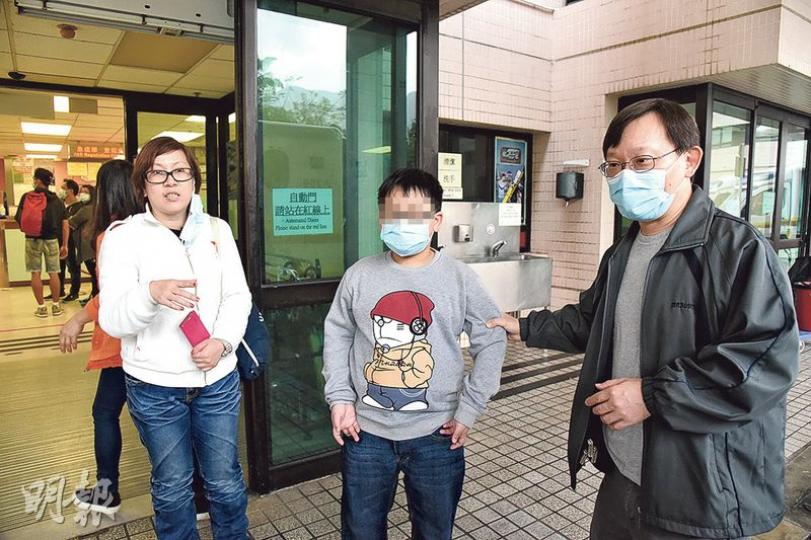 肇事車長昏迷送院不治,其妻兒及親友趕至醫院驚聞噩耗傷心不已。(林智傑攝) 肇事車長昏迷送院不治,其妻兒及親友趕至醫院驚聞噩耗傷心不已。(林智傑攝)