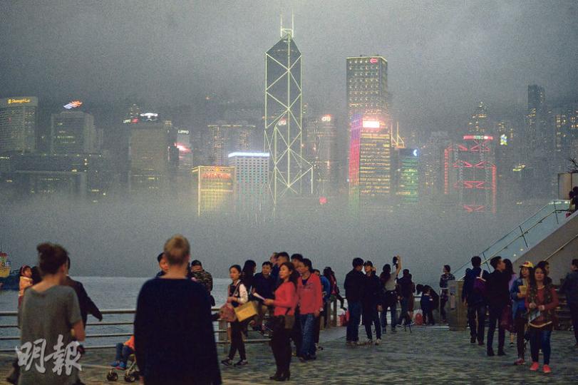 本港多個地區昨被大霧濃罩,黃昏的維港有如披上一層輕紗,於尖沙嘴海傍望向對岸華燈,依稀可見高樓上半,下半部分完全隱沒於氤氳之中。(楊柏賢攝) 本港多個地區昨被大霧濃罩,黃昏的維港有如披上一層輕紗,於尖沙嘴海傍望向對岸華燈,依稀可見高樓上半,下半部分完全隱沒於氤氳之中。(楊柏賢攝)