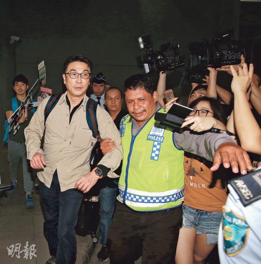 保安護送劉松仁離開機場時,似如臨大敵。(攝影﹕劉永銳) 保安護送劉松仁離開機場時,似如臨大敵。(攝影﹕劉永銳)