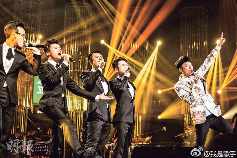 李克勤於《我是歌手4》邀C AllStar同場和唱廣東話版《天梯》,以證明香港仍有好的廣東歌及有實力的年輕歌手。(微博圖片) 李克勤於《我是歌手4》邀C AllStar同場和唱廣東話版《天梯》,以證明香港仍有好的廣東歌及有實力的年輕歌手。(微博圖片)