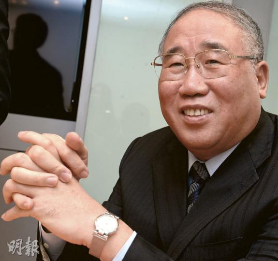 內地「十三五規劃」歷史性提出「綠色」為發展理念之一,以推動生態文明建設和環保式生產。去年底代表中國出席巴黎氣候峰會的中國氣候變化事務特別代表解振華(圖)表示,內地明年起啟動全國碳排放交易市場,歡迎本港提出方案參與。(劉焌陶攝) 內地「十三五規劃」歷史性提出「綠色」為發展理念之一,以推動生態文明建設和環保式生產。去年底代表中國出席巴黎氣候峰會的中國氣候變化事務特別代表解振華(圖)表示,內地明年起啟動全國碳排放交易市場,歡迎本港提出方案參與。(劉焌陶攝)