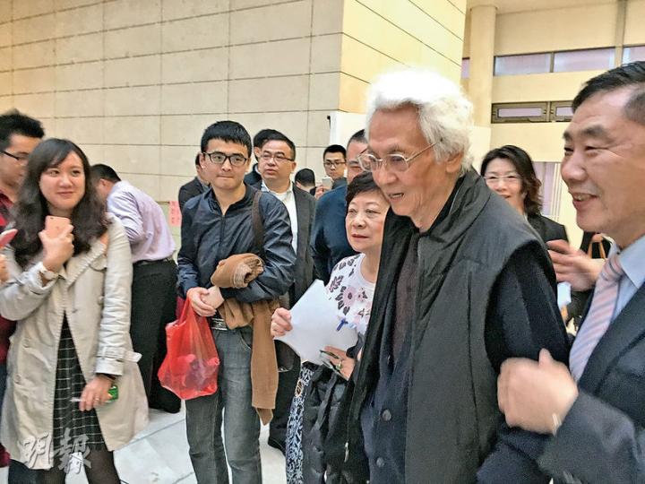 張五常(右二)19日在廣州開講座,對於記者採訪要求,只說「不可以」。(斯仁攝) 張五常(右二)19日在廣州開講座,對於記者採訪要求,只說「不可以」。(斯仁攝)