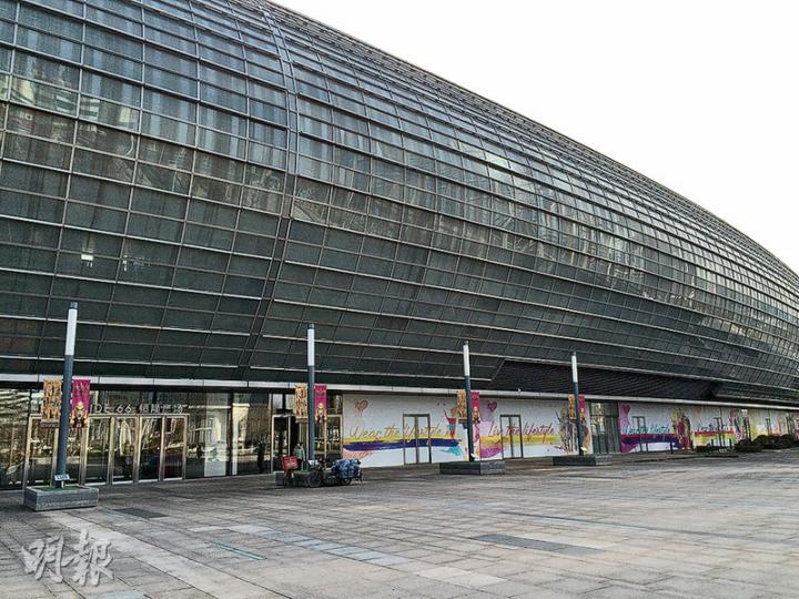 直擊天津大型商場現况﹕天津恒隆廣場開業年半,但至今出租率不到九成,恒隆解釋是暫時的租戶調整。圖為天津恒隆廣場臨街一段有多達10個舖位同時空置。(陳子凌攝)直擊天津大型商場現况﹕前身為萬達廣場的天津悅薈廣場,除萬達影院及3數間商店外,三層商場幾近全部空置。圖為悅薈廣場內有如「死城」。(陳子凌攝)直擊天津大型商場現况﹕天津和平路步行街的百盛廣場經營11年,但在零售遇冷下去年3月宣布結業。圖為百盛廣場原址仍丟空,據了解正等待政府研究如何進行區域改造。(陳子凌攝) 直擊天津大型商場現况﹕天津恒隆廣場開業年半,但至今出租率不到九成,恒隆解釋是暫時的租戶調整。圖為天津恒隆廣場臨街一段有多達10個舖位同時空置。(陳子凌攝)直擊天津大型商場現况﹕前身為萬達廣場的天津悅薈廣場,除萬達影院及3數間商店外,三層商場幾近全部空置。圖為悅薈廣場內有如「死城」。(陳子凌攝)直擊天津大型商場現况﹕天津和平路步行街的百盛廣場經營11年,但在零售遇冷下去年3月宣布結業。圖為百盛廣場原址仍丟空,據了解正等待政府研究如何進行區域改造。(陳子凌攝)
