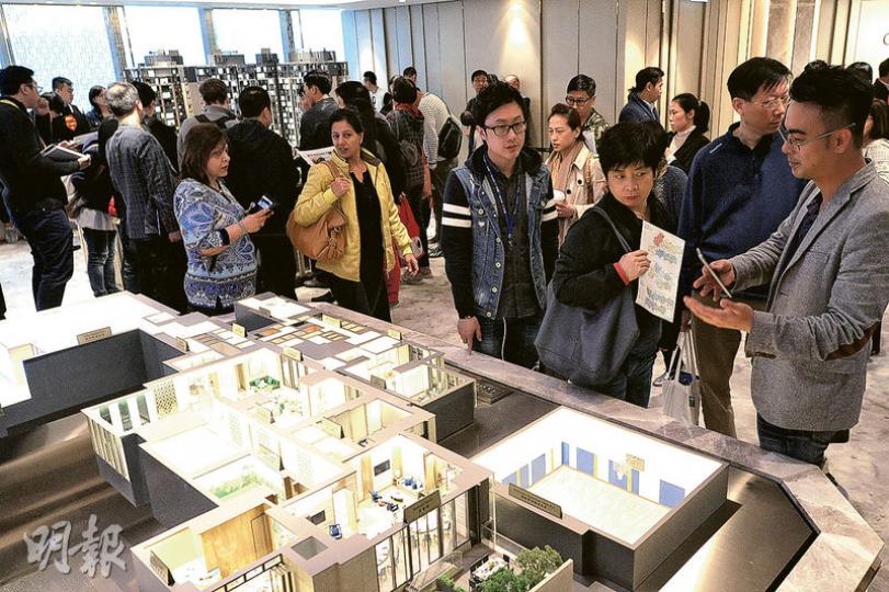 會德豐何文田ONE HOMANTIN上周六起開放示範單位予公眾參觀。發展商表示,過去兩天暫錄逾1萬參觀人次,預料樓盤最快本周開售。(馮凱鍵攝) 會德豐何文田ONE HOMANTIN上周六起開放示範單位予公眾參觀。發展商表示,過去兩天暫錄逾1萬參觀人次,預料樓盤最快本周開售。(馮凱鍵攝)