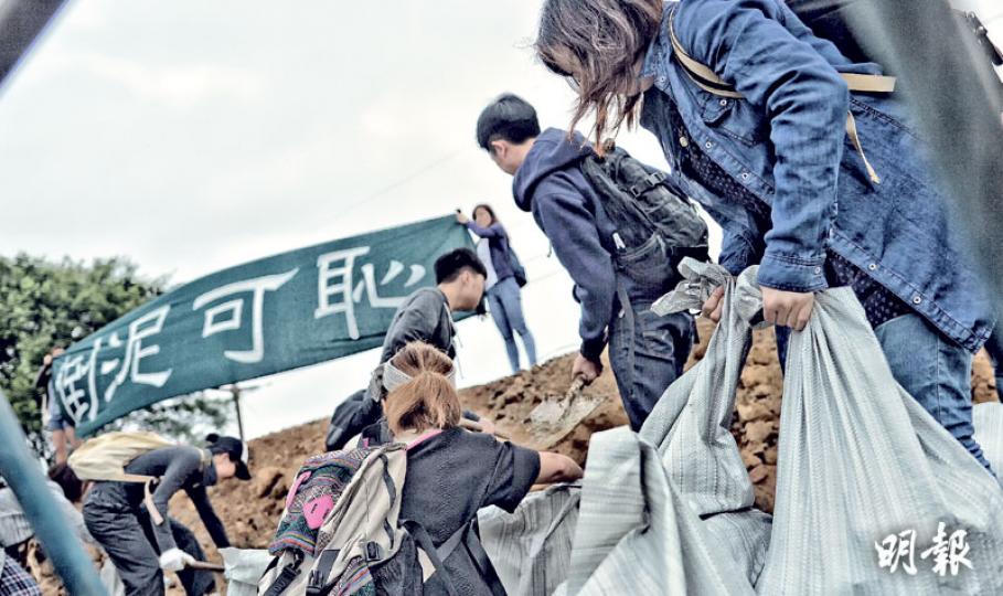天水圍嘉湖山莊「泥頭山」被揭發至今半個多月,政府部門未有執法。10多名「土地正義聯盟」成員及社運人士昨早帶同麻包袋等工具前往現場挖泥,原計劃帶到政府總部示威,抗議政府坐視不理執法不力,但最終遭警方阻止並拘捕。(蘇智鑫攝)昨早聲援土地正義聯盟行動的工黨立法會議員李卓人(紅衣者),到場後一度想衝入鐵閘前往泥頭山,隨即被多名警員包圍,最終被抬上警方車輛扣上手銬帶離現場。(蘇智鑫攝)警方昨分別以「盜竊」、「在公眾地方行為不檢」及「外出時沒有攜帶身分證明文件」拘捕8名參與「泥頭山」挖泥的示威者,其中包括工 天水圍嘉湖山莊「泥頭山」被揭發至今半個多月,政府部門未有執法。10多名「土地正義聯盟」成員及社運人士昨早帶同麻包袋等工具前往現場挖泥,原計劃帶到政府總部示威,抗議政府坐視不理執法不力,但最終遭警方阻止並拘捕。(蘇智鑫攝)昨早聲援土地正義聯盟行動的工黨立法會議員李卓人(紅衣者),到場後一度想衝入鐵閘前往泥頭山,隨即被多名警員包圍,最終被抬上警方車輛扣上手銬帶離現場。(蘇智鑫攝)警方昨分別以「盜竊」、「在公眾地方行為不檢」及「外出時沒有攜帶身分證明文件」拘捕8名參與「泥頭山」挖泥的示威者,其中包括工