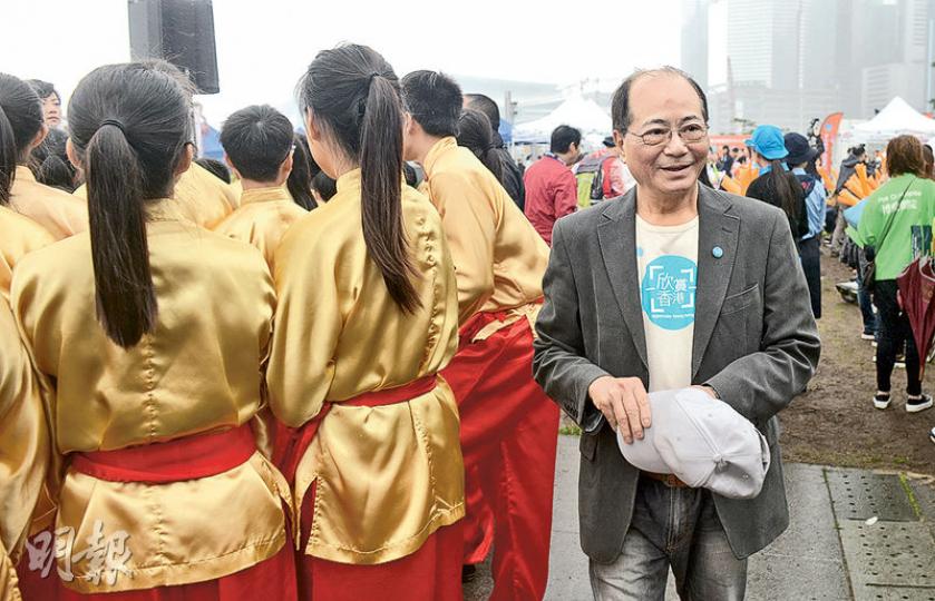 教育局長吳克儉(右)昨出席公開活動前,回應自己日前遇學生請願時,留在車廂使用手機,拒絕與學生對談,他形容外界批評他在車上「玩手機」,是「欲加之罪,何患無辭」,稱當時用手機處理公務。(鍾林枝攝) 教育局長吳克儉(右)昨出席公開活動前,回應自己日前遇學生請願時,留在車廂使用手機,拒絕與學生對談,他形容外界批評他在車上「玩手機」,是「欲加之罪,何患無辭」,稱當時用手機處理公務。(鍾林枝攝)