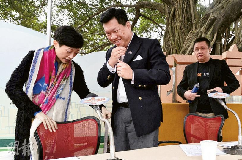 陳淑莊(左起)、馬恩國及鄧飛出席城市論壇,馬恩國提到人大唔會容許港人提港獨,話「如果你係中國人,你就會明白國土完整、國家統一對我哋嘅民族係幾緊要」。陳淑莊立即問佢係中國人定澳洲人,馬停頓幾秒,答呢個係「私人問題」。(馮凱鍵攝) 陳淑莊(左起)、馬恩國及鄧飛出席城市論壇,馬恩國提到人大唔會容許港人提港獨,話「如果你係中國人,你就會明白國土完整、國家統一對我哋嘅民族係幾緊要」。陳淑莊立即問佢係中國人定澳洲人,馬停頓幾秒,答呢個係「私人問題」。(馮凱鍵攝)