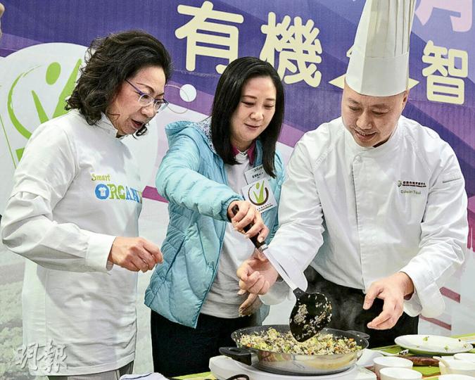 梁唐青儀(左)同葛珮帆(中)合力炒飯,唔知係咪梁太對呢味菜唔多熟手,炒咗兩炒就企埋一邊齋睇。(馮凱鍵攝) 梁唐青儀(左)同葛珮帆(中)合力炒飯,唔知係咪梁太對呢味菜唔多熟手,炒咗兩炒就企埋一邊齋睇。(馮凱鍵攝)