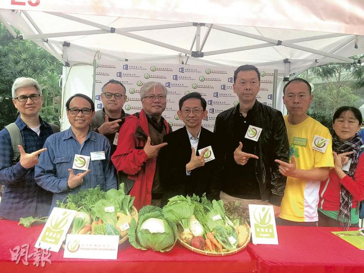 香港有機資源中心總監黃煥忠(右四)指出,消委會的數字沒有劃分有認證以及僅聲稱「有機」的商販,做法不恰當,而調查結果正顯示食用有機菜是安全。但消委會回應指出,已在《選擇》月刊發表報告時,清楚註明每個樣本的來源及資料。(黃文雋攝)位於北角渣華道街市的「安記」是其中一間被點名無有機認證的商戶,其負責人羅先生向記者展示由蔬菜統營處派發、印有「本地有機蔬菜」的膠袋,強調自己出售的是有認可的有機產品。(馮凱鍵攝) 香港有機資源中心總監黃煥忠(右四)指出,消委會的數字沒有劃分有認證以及僅聲稱「有機」的商販,做法不恰當,而調查結果正顯示食用有機菜是安全。但消委會回應指出,已在《選擇》月刊發表報告時,清楚註明每個樣本的來源及資料。(黃文雋攝)位於北角渣華道街市的「安記」是其中一間被點名無有機認證的商戶,其負責人羅先生向記者展示由蔬菜統營處派發、印有「本地有機蔬菜」的膠袋,強調自己出售的是有認可的有機產品。(馮凱鍵攝)