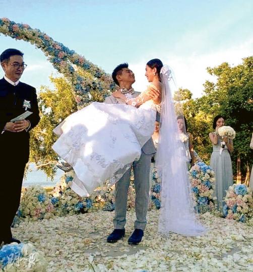 吳奇隆抱得美人歸。(微博圖片)吳奇隆因拍《步步驚心》認識劉詩詩而牽出姻緣,昨日更邀得「皇阿瑪」劉松仁當主婚人,祝願今後戲裏戲外都是永遠幸福的一對。(微博圖片)霍建華(中)專程到峇里飲喜酒。(微博圖片) 吳奇隆抱得美人歸。(微博圖片)吳奇隆因拍《步步驚心》認識劉詩詩而牽出姻緣,昨日更邀得「皇阿瑪」劉松仁當主婚人,祝願今後戲裏戲外都是永遠幸福的一對。(微博圖片)霍建華(中)專程到峇里飲喜酒。(微博圖片)