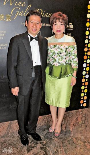 朱李月華及夫婿朱沃裕盛裝出席「保良局名酒慈善晚會」。(攝影鎅O者:楊安莉)方健儀爆老公在其不知情下買了酒櫃回家。(攝影鎅O者:楊安莉) 朱李月華及夫婿朱沃裕盛裝出席「保良局名酒慈善晚會」。(攝影鎅O者:楊安莉)方健儀爆老公在其不知情下買了酒櫃回家。(攝影鎅O者:楊安莉)