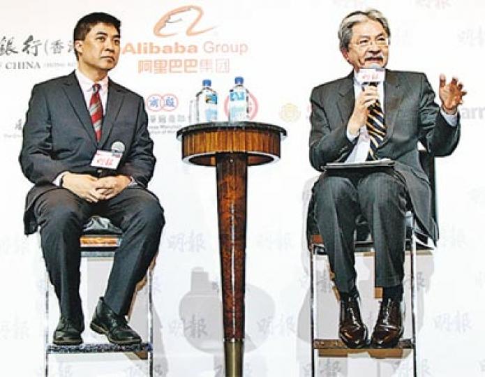 財政司長曾俊華(右)昨於論壇的午餐會上接受台下發問時提到,十三五規劃的港澳專章確立了香港在國家經濟發展及對外重要地位,雖然專章篇幅不多,但內容豐富,「含金量好高」。左為主持李燦榮。(林俊源攝) 財政司長曾俊華(右)昨於論壇的午餐會上接受台下發問時提到,十三五規劃的港澳專章確立了香港在國家經濟發展及對外重要地位,雖然專章篇幅不多,但內容豐富,「含金量好高」。左為主持李燦榮。(林俊源攝)