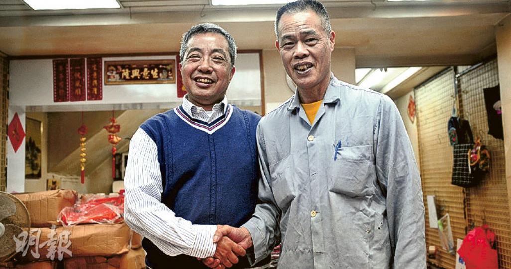 與明哥(右)相識10多年的新舖位業主謝先生(左),一直十分欣賞明哥對街坊的用心,知道他受加租之事困擾,就決心減租把舖位租予他,以示支持。(賴俊傑攝) 與明哥(右)相識10多年的新舖位業主謝先生(左),一直十分欣賞明哥對街坊的用心,知道他受加租之事困擾,就決心減租把舖位租予他,以示支持。(賴俊傑攝)