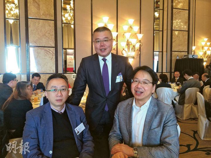 互聯網專業協會會長洪為民(中)噚日主動搵資訊及科技界議員莫乃光(右),以及香港資訊科技商會榮譽會長方保僑(左)打招呼,講笑問佢哋入唔入會。(黃振豪攝) 互聯網專業協會會長洪為民(中)噚日主動搵資訊及科技界議員莫乃光(右),以及香港資訊科技商會榮譽會長方保僑(左)打招呼,講笑問佢哋入唔入會。(黃振豪攝)
