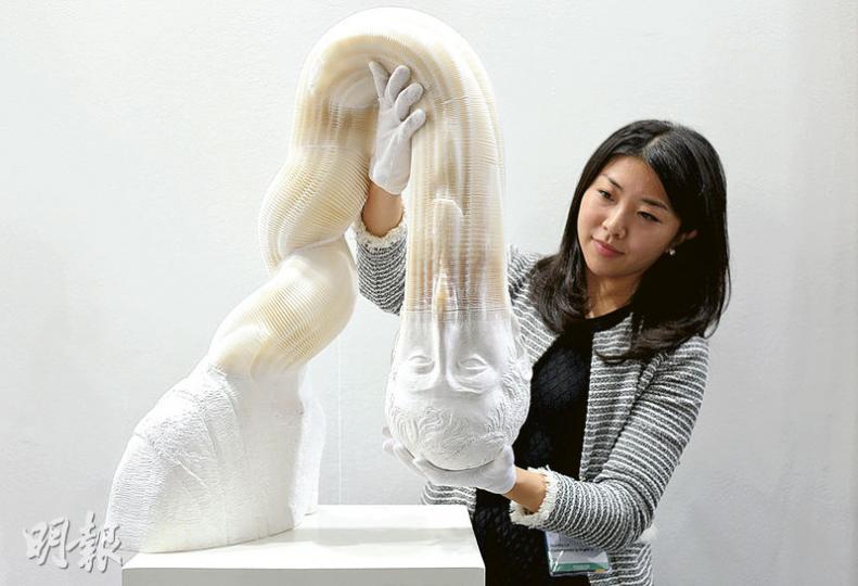 圖中嘅頭像雕塑由內地藝術家李洪波創作,當扯高雕塑頭部,頭像可以伸延,工作人員話甚至可以拉到地面,秘密就係呢件作品係由一層層紙接駁而成。(鍾林枝攝)前年畀港府剷走咗街頭馬賽克塗鴉嘅法國街頭藝術家「Space Invaders」,喺Art Central都有展出作品,展館有本書介紹佢喺各地嘅創作,但只提供相同城市名,地點就要讀者去搵。(鍾林枝攝) 圖中嘅頭像雕塑由內地藝術家李洪波創作,當扯高雕塑頭部,頭像可以伸延,工作人員話甚至可以拉到地面,秘密就係呢件作品係由一層層紙接駁而成。(鍾林枝攝)前年畀港府剷走咗街頭馬賽克塗鴉嘅法國街頭藝術家「Space Invaders」,喺Art Central都有展出作品,展館有本書介紹佢喺各地嘅創作,但只提供相同城市名,地點就要讀者去搵。(鍾林枝攝)