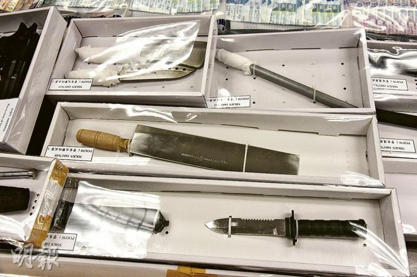 警方連日在旺角區「犁庭掃穴」行動中,檢獲毒品、酒類、賭具及攻擊性武器等證物,武器包括西瓜刀、水喉通及伸縮警棍等。(鍾炳然攝) 警方連日在旺角區「犁庭掃穴」行動中,檢獲毒品、酒類、賭具及攻擊性武器等證物,武器包括西瓜刀、水喉通及伸縮警棍等。(鍾炳然攝)