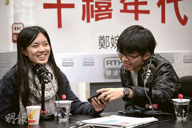 學民思潮宣布停止運作,原發言人黃子悅(左)及原召集人黃之鋒(右)昨一同出席電台節目。黃子悅稱新學生組織會以學生為主要對象,側重學生工作;黃之鋒則透露正組織政團將參選9月立法會選舉。(馮凱鍵攝) 學民思潮宣布停止運作,原發言人黃子悅(左)及原召集人黃之鋒(右)昨一同出席電台節目。黃子悅稱新學生組織會以學生為主要對象,側重學生工作;黃之鋒則透露正組織政團將參選9月立法會選舉。(馮凱鍵攝)