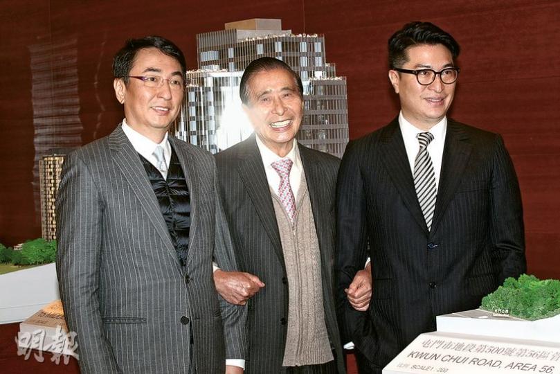 恒地主席李兆基(中)昨日攜同兩名兒子李家傑(左)及李家誠(右)出席記者會,他表示,農曆新年旺角騷亂事件「得千零人,打波打交都唔止啦」,認為只是一時衝動,李家傑則認為現時香港發展緊扣中國,年輕人應考慮北上尋求發展機會。(李紹昌攝) 恒地主席李兆基(中)昨日攜同兩名兒子李家傑(左)及李家誠(右)出席記者會,他表示,農曆新年旺角騷亂事件「得千零人,打波打交都唔止啦」,認為只是一時衝動,李家傑則認為現時香港發展緊扣中國,年輕人應考慮北上尋求發展機會。(李紹昌攝)