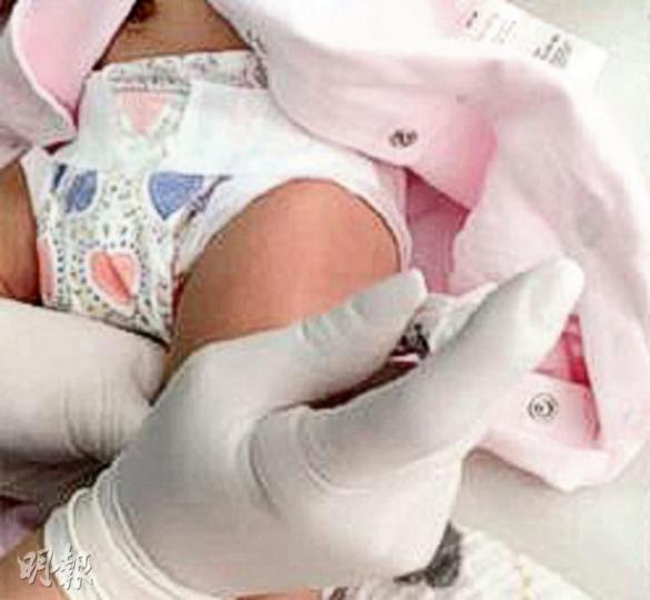 章子怡上載女兒「小醒醒」在美國打疫苗的照片。（微博圖片）