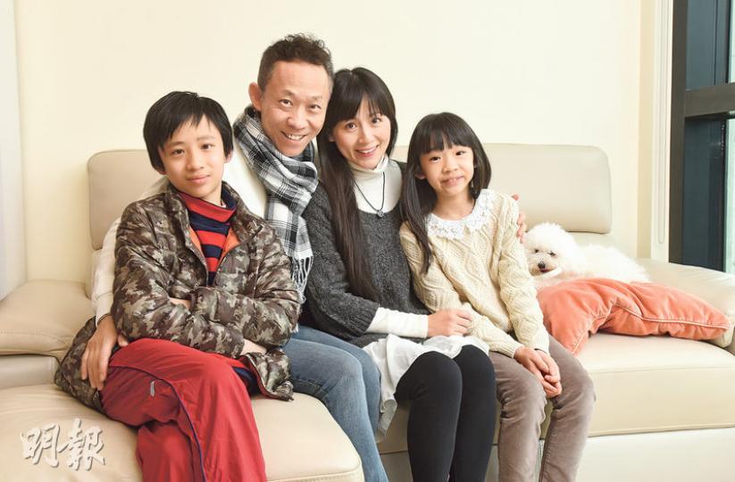 梁繼璋笑言家中有兩個港孩,「當然港孩在這裏並沒有貶義,但一般人一聽到港孩,只標籤他們是抗逆力低、自我中心的兒童。而兒子的港孩問題可能只是有鼻敏感」。(陳淑安攝)哥哥比較文靜,妹妹比較好動,然而二人均有相同嗜好,就是繪畫。雲翀手上的浣熊斷斷續續花了三、四年才完成,真有恆心。(陳淑安攝)雲翀的一把聲音為他帶來了不少獎項,但現正值變聲時期,相信要重新適應了。(陳淑安攝)兩口子結婚多年仍恩愛非常,Michael形容現時與太太關係是六分家人四分情人,互相信任就是相處之道。(陳淑安攝)雲翀對閱讀很瘋狂,他看 梁繼璋笑言家中有兩個港孩,「當然港孩在這裏並沒有貶義,但一般人一聽到港孩,只標籤他們是抗逆力低、自我中心的兒童。而兒子的港孩問題可能只是有鼻敏感」。(陳淑安攝)哥哥比較文靜,妹妹比較好動,然而二人均有相同嗜好,就是繪畫。雲翀手上的浣熊斷斷續續花了三、四年才完成,真有恆心。(陳淑安攝)雲翀的一把聲音為他帶來了不少獎項,但現正值變聲時期,相信要重新適應了。(陳淑安攝)兩口子結婚多年仍恩愛非常,Michael形容現時與太太關係是六分家人四分情人,互相信任就是相處之道。(陳淑安攝)雲翀對閱讀很瘋狂,他看