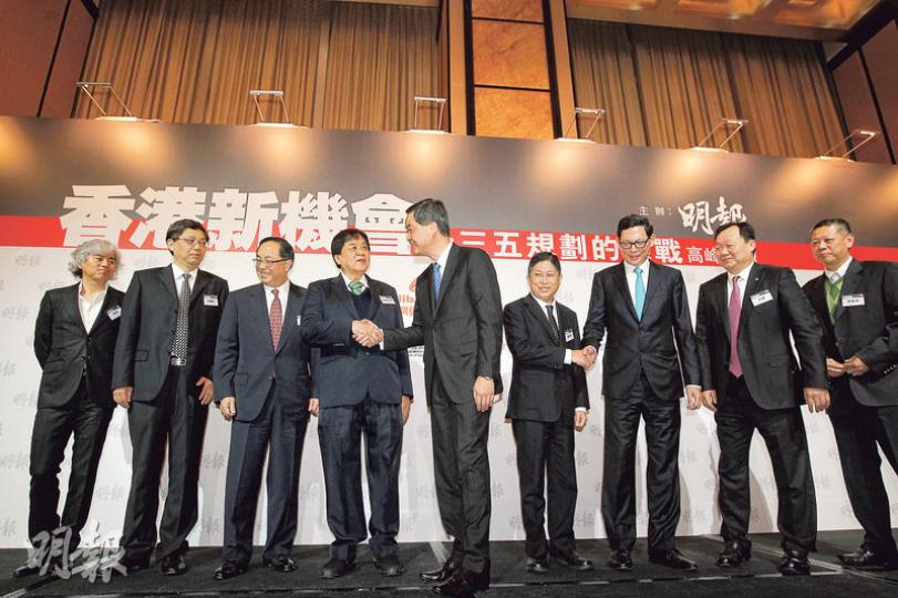 《明報》周一(3月21日)在中環四季酒店舉辦「香港新機會──十三五規劃的挑戰」高峰論壇,邀得多名嘉賓演講。圖左起為螞蟻金服財富海外事務部總經理熊熊、港交所首席中國經濟學家巴曙松、創新及科技局長楊偉雄、明報社長張曉卿、特首梁振英、明報總編輯鍾天祥、金管局總裁陳德霖、中銀香港副董事長兼總裁岳毅,以及明報集團執行董事兼行政總裁張裘昌。(郭慶輝攝)特首梁振英(台上)為論壇致辭,向逾200名政、商、學界精英和公共政策智囊講述十三五規劃對香港的影響,電訊盈科主席李澤楷(右一)亦有出席。(林俊源攝)立法會資訊 《明報》周一(3月21日)在中環四季酒店舉辦「香港新機會──十三五規劃的挑戰」高峰論壇,邀得多名嘉賓演講。圖左起為螞蟻金服財富海外事務部總經理熊熊、港交所首席中國經濟學家巴曙松、創新及科技局長楊偉雄、明報社長張曉卿、特首梁振英、明報總編輯鍾天祥、金管局總裁陳德霖、中銀香港副董事長兼總裁岳毅,以及明報集團執行董事兼行政總裁張裘昌。(郭慶輝攝)特首梁振英(台上)為論壇致辭,向逾200名政、商、學界精英和公共政策智囊講述十三五規劃對香港的影響,電訊盈科主席李澤楷(右一)亦有出席。(林俊源攝)立法會資訊