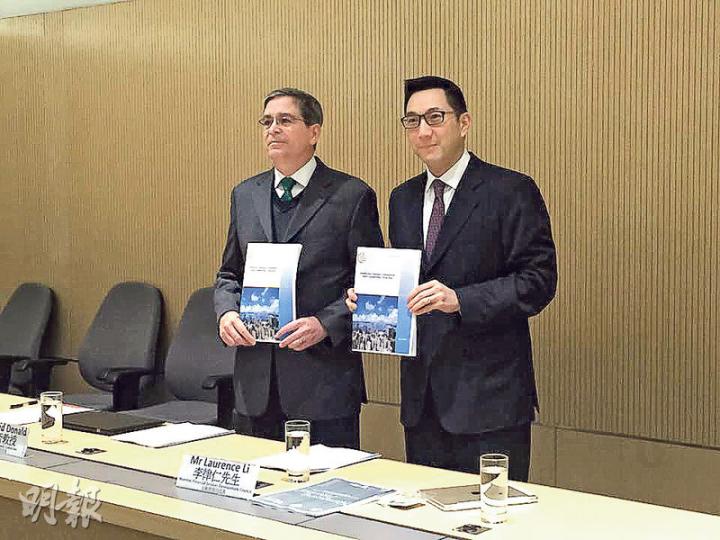 金發局上周公布了一份有關在港建立股權眾籌監管制度的建議,金發局政策研究小組召集人李律仁(右)表示,該建議為折衷方案,冀在投資者選擇及保護之間取得平衡,亦可令香港追上其他市場發展。圖左為金發局政策研究小組成員蕭大衛。(徐寶文攝) 金發局上周公布了一份有關在港建立股權眾籌監管制度的建議,金發局政策研究小組召集人李律仁(右)表示,該建議為折衷方案,冀在投資者選擇及保護之間取得平衡,亦可令香港追上其他市場發展。圖左為金發局政策研究小組成員蕭大衛。(徐寶文攝)