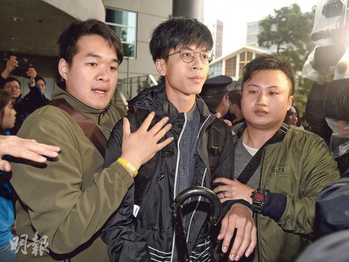 被控暴動罪的本土民主前線發言人黃台仰(中)昨日提堂,開庭前有示威者在九龍城裁判法院外高叫「嚴懲暴徒,還我法治」等口號,黃台仰由警員陪同進入法院。(鍾林枝攝)為兒子提供10萬元人事擔保的黃台仰母親(右)昨日亦有到法院。(鍾林枝攝) 被控暴動罪的本土民主前線發言人黃台仰(中)昨日提堂,開庭前有示威者在九龍城裁判法院外高叫「嚴懲暴徒,還我法治」等口號,黃台仰由警員陪同進入法院。(鍾林枝攝)為兒子提供10萬元人事擔保的黃台仰母親(右)昨日亦有到法院。(鍾林枝攝)