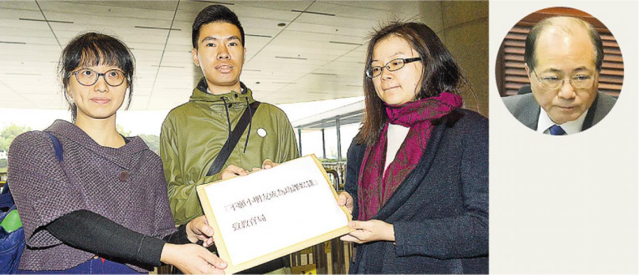 「不願小朋友成為功課奴隸」facebook群組代表許墉釗(左圖中)昨到立法會遞交請願信,要求教育局嚴格執行「零家課」原則。教育局長吳克儉(圓圖)因喪母,昨未有出席立法會會議,局方派代表(右一)接收請願信。(鍾林枝攝) 「不願小朋友成為功課奴隸」facebook群組代表許墉釗(左圖中)昨到立法會遞交請願信,要求教育局嚴格執行「零家課」原則。教育局長吳克儉(圓圖)因喪母,昨未有出席立法會會議,局方派代表(右一)接收請願信。(鍾林枝攝)