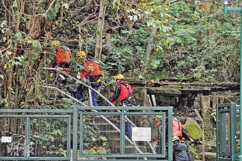 獅子山昨晨疑發生跳崖自殺失蹤事件,警方、消防及民安隊接報帶同裝備登山搜救,但因天雨路滑及大霧影響,直至深夜仍未有發現。(衛永康攝) 獅子山昨晨疑發生跳崖自殺失蹤事件,警方、消防及民安隊接報帶同裝備登山搜救,但因天雨路滑及大霧影響,直至深夜仍未有發現。(衛永康攝)