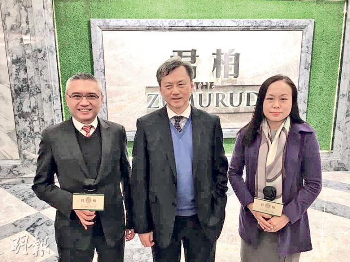 君柏昨突就君柏召開記者會,長實地產執行董事趙國雄(中)指,原定今日賣樓的君柏會暫停銷售,最快今日公布全新銷售安排,主要是加入大手買家的安排,與市况無關。(林尚民攝) 君柏昨突就君柏召開記者會,長實地產執行董事趙國雄(中)指,原定今日賣樓的君柏會暫停銷售,最快今日公布全新銷售安排,主要是加入大手買家的安排,與市况無關。(林尚民攝)