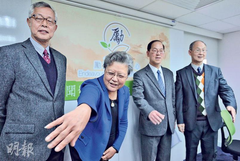 全國人大常委范徐麗泰(左二)牽頭成立勵進教育中心推動國情教育,多名重量級人士加盟理事會,包括警務處前處長李明逵(左一)、民政事務局前局長曾德成(右二)以及鮮魚行學校退休校長梁紀昌(右一)。(鄧宗弘攝) 全國人大常委范徐麗泰(左二)牽頭成立勵進教育中心推動國情教育,多名重量級人士加盟理事會,包括警務處前處長李明逵(左一)、民政事務局前局長曾德成(右二)以及鮮魚行學校退休校長梁紀昌(右一)。(鄧宗弘攝)