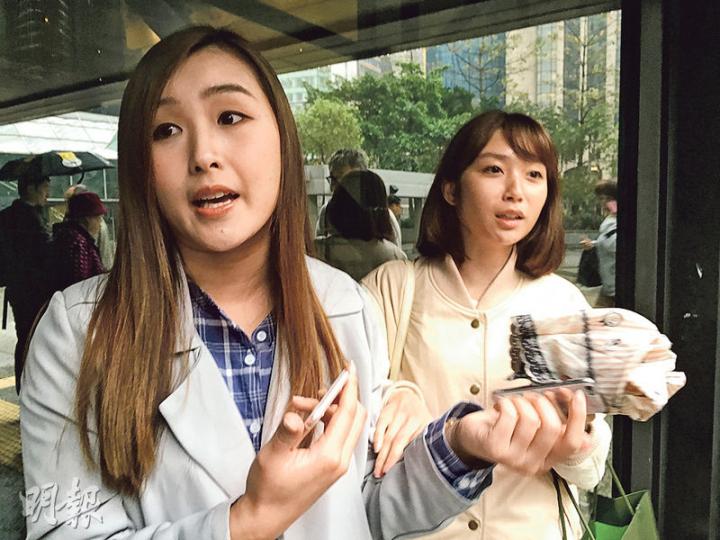 模特兒黃靜怡(左)及賴嘉賢(右),昨在中介公司香港創世紀模特兒有限公司缺席下獲判處勝訴,分別可取回1.1萬及8000元的欠薪。(章淑廉攝) 模特兒黃靜怡(左)及賴嘉賢(右),昨在中介公司香港創世紀模特兒有限公司缺席下獲判處勝訴,分別可取回1.1萬及8000元的欠薪。(章淑廉攝)