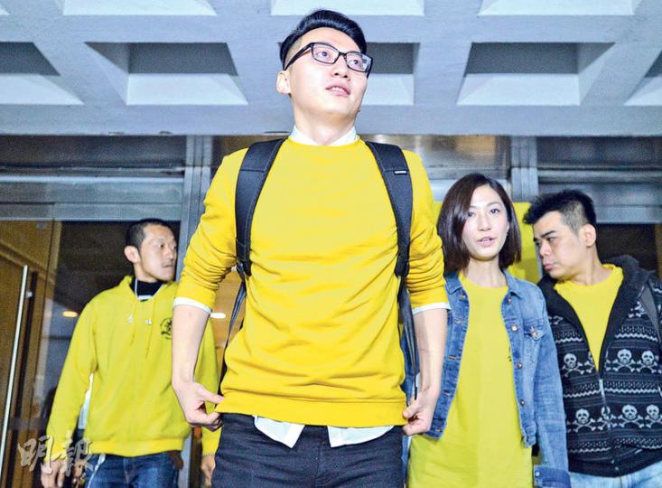 「四眼哥哥」鄭錦滿(前)等17人被指於前年11月佔旺期間涉違反禁制令,其後被律政司入稟控告刑事藐視法庭,案件昨提訊。熱血公民成員到場支持並在法院外高叫口號。(鄧宗弘攝) 「四眼哥哥」鄭錦滿(前)等17人被指於前年11月佔旺期間涉違反禁制令,其後被律政司入稟控告刑事藐視法庭,案件昨提訊。熱血公民成員到場支持並在法院外高叫口號。(鄧宗弘攝)