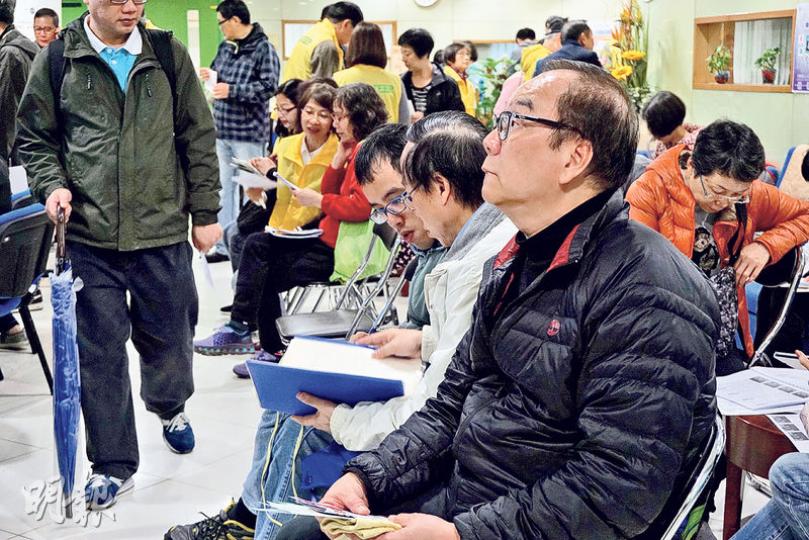 66歲的蕭先生(前)從事飲食業逾40年,但因餐廳結業失去工作,現求職酒店侍應及西點師傅。蕭先生指自己仍有足夠體力應付工作。(楊羨庭攝) 66歲的蕭先生(前)從事飲食業逾40年,但因餐廳結業失去工作,現求職酒店侍應及西點師傅。蕭先生指自己仍有足夠體力應付工作。(楊羨庭攝)