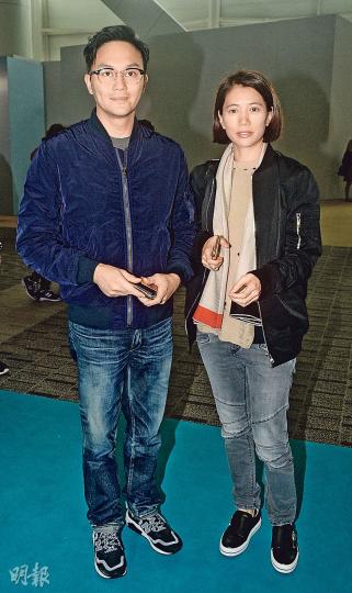袁詠儀與張智霖拍拖參觀巴塞爾藝術展,可惜兒子未放學,未能一同觀賞。(攝影:黃梓烜、劉永銳)鍾楚紅(左)與蔡瀾結伴到場。(攝影:黃梓烜、劉永銳)紅姑見記者在場,立刻戴上太陽眼鏡免素顏曝光。(攝影:黃梓烜、劉永銳)王菀之蹺實老公Eric So恩愛現身。(攝影:黃梓烜、劉永銳)莫文蔚愛參觀畫展,所以抽空來欣賞。(攝影:黃梓烜、劉永銳)咸美頓愛賽車也愛藝術。(攝影:黃梓烜、劉永銳)何超盈單拖來朝聖。(攝影:黃梓烜、劉永銳) 袁詠儀與張智霖拍拖參觀巴塞爾藝術展,可惜兒子未放學,未能一同觀賞。(攝影:黃梓烜、劉永銳)鍾楚紅(左)與蔡瀾結伴到場。(攝影:黃梓烜、劉永銳)紅姑見記者在場,立刻戴上太陽眼鏡免素顏曝光。(攝影:黃梓烜、劉永銳)王菀之蹺實老公Eric So恩愛現身。(攝影:黃梓烜、劉永銳)莫文蔚愛參觀畫展,所以抽空來欣賞。(攝影:黃梓烜、劉永銳)咸美頓愛賽車也愛藝術。(攝影:黃梓烜、劉永銳)何超盈單拖來朝聖。(攝影:黃梓烜、劉永銳)
