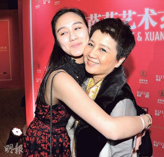 四太生日,孻女超欣熊抱送祝福。(攝影:鍾偉茵)超盈透露在英國買了生日禮物給四太。(攝影:鍾偉茵) 四太生日,孻女超欣熊抱送祝福。(攝影:鍾偉茵)超盈透露在英國買了生日禮物給四太。(攝影:鍾偉茵)