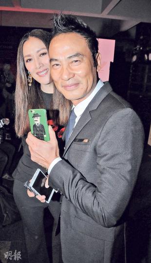 任達華跟太太琦琦出席酒會,冧爆曬女兒送的手機殼。(攝影:林祖傑) 任達華跟太太琦琦出席酒會,冧爆曬女兒送的手機殼。(攝影:林祖傑)